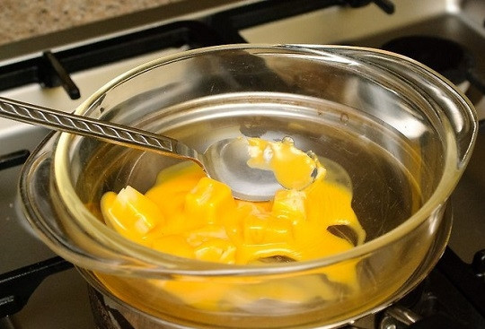 1. Этап. Фондю из сыра: 2. Выложите нарезанный кубиками сыр. Добавьте измельченный чеснок. Томите, пока сыр не расплавится.