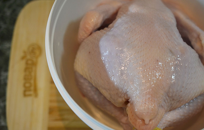 1. Этап. Курочка фри целиком: 1. Вскипятите воду, добавьте соль и лавровый лист. Охладите и залейте курицу. Поставьте в холодильник на 4 часа. Затем воду слейте.