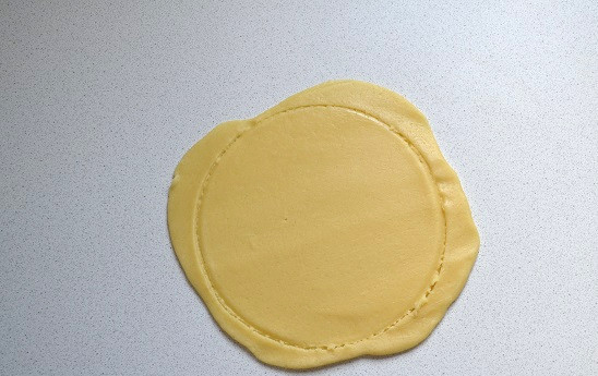 1. Этап. Торт Вера: Тесто раскатайте, вырежьте круги и отправьте в разогретую до 180 градусов духовку.