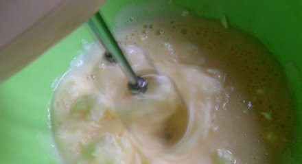 1. Этап. Итальянский клубничный тарт: Добавьте в яичную массу масло и молоко. Ещё раз всё взбейте миксером.