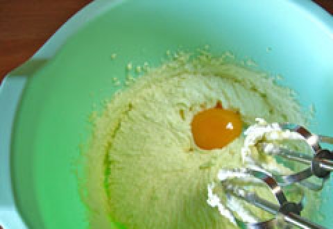 1. Этап. Кексики лимонные: Отделяем желтки от белков. Вводим желтки в масло, постоянно взбивая миксером.