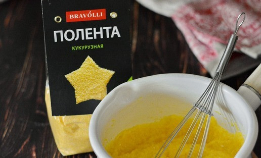 1. Этап. Блинчики, фаршированные лёгким и кукурузной полентой: В кипящую воду всыпьте тонкой струйкой поленту при постоянном помешивании и варите примерно 5-7 минут. Полента должна загустеть.