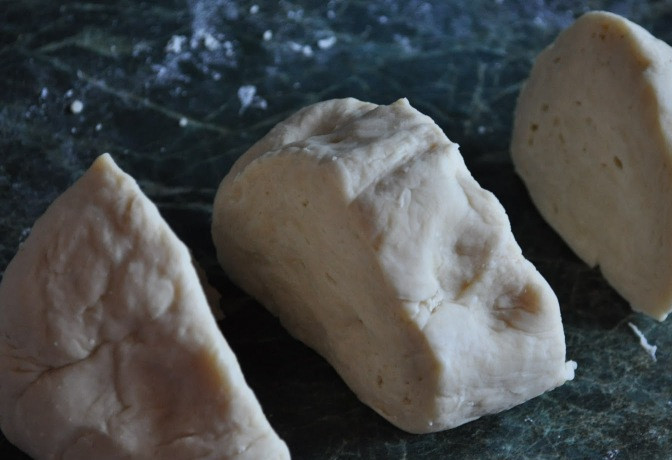 1. Этап. Вареники с вареньем: По истечении времени тесто необходимо еще раз вымесить, разделить его на равные части, опять на 30 минут поставить их в тепло (в пленке).