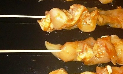 1. Этап. Куриный шашлык в томатном соусе: Для этого надеваем филе на шпажки, выкладываем на противень, смазанный маслом, и отправляем в духовку. Выставляем температуру 220 и готовим 15-20 минут. Пару раз переверните шашлык.