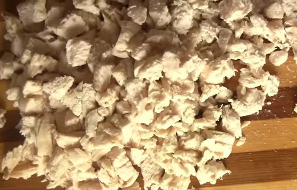 1. Этап. Салат с грибами в форме лошади: 2. Отварное филе нарежьте так же, как и перец.