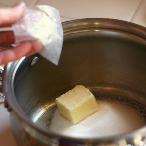 1. Этап. Бабушкин фруктовый пирог: Затем положите 2 с.л. сливочного масла.