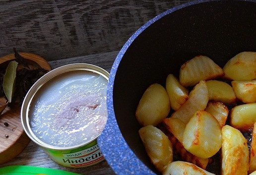 1. Этап. Суп-рагу с картофелем и тушёнкой: Разогреть в котелке (казане) растительное масло, хорошо обжарить картофель - 10-12 минут, перемешивая.