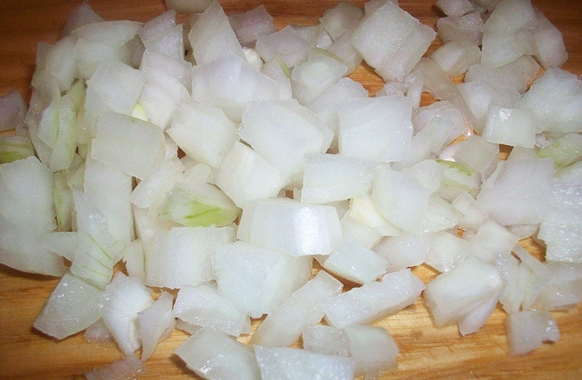 1. Этап. Уха из зубатки: Лук почистить, мелко нарезать.