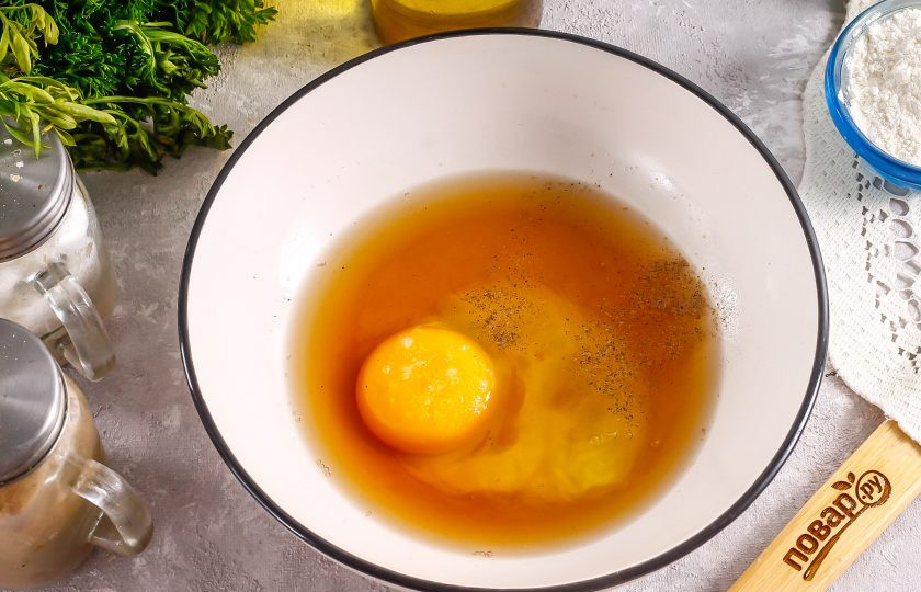 1. Этап. Курица в пивном кляре: Влейте пиво в глубокую емкость, вбейте туда же куриное яйцо, всыпьте соль и молотый черный перец. Взбейте вилкой или венчиком.