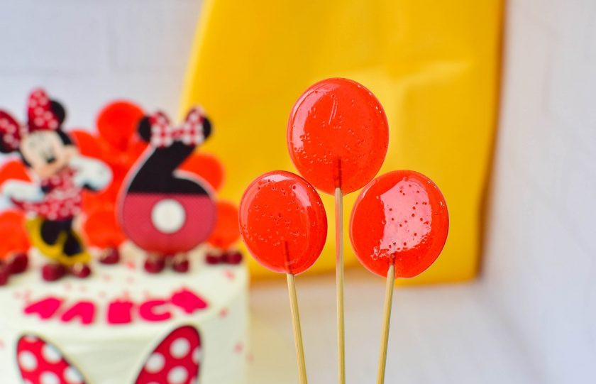 1. Этап. Медовые леденцы: Готовыми леденцами можно украсить торт.