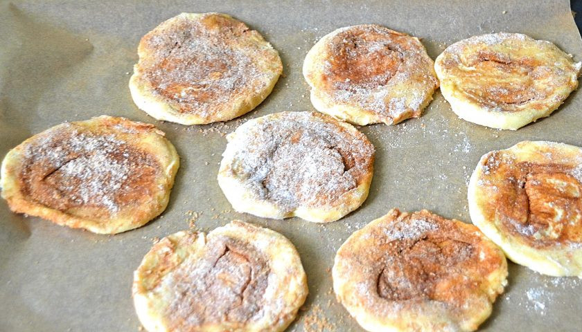 1. Этап. Печенье Арлетт: Каждый кусочек раскатайте скалкой или прямо ладонью превратите в тонкую лепешку, уложите на лист для выпечки, выпекайте при температуре 180 градусов 10-15 минут в зависимости от толщины печенья.