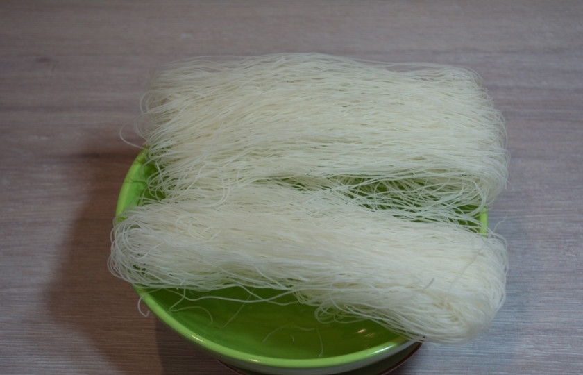 1. Этап. Куриный суп с лапшой в азиатском стиле: Рисовую лапшу залейте кипятком. Лапша размягчится и станет готовой к употреблению.