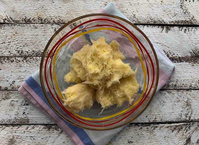 1. Этап. Белорусские клецки: Картофель помойте под проточной водой, очистите, натрите на мелкой терке и удалите лишнюю жидкость.