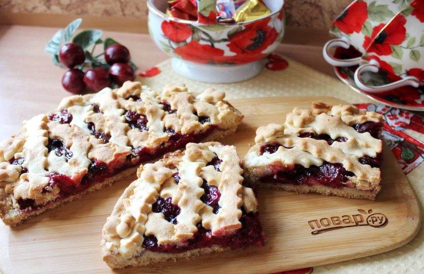 1. Этап. Кростата с вишней: Десерт охладите и нарежьте перед подачей к столу.