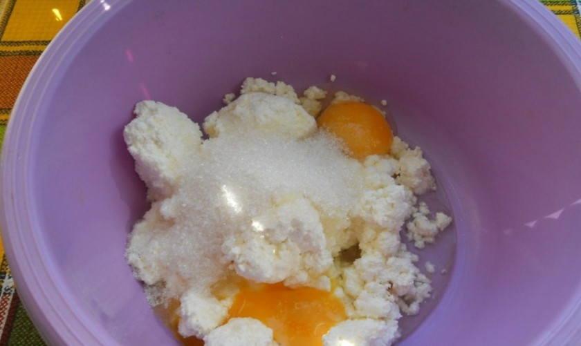 1. Этап. Яблочный пирог из творожного теста: 1. В миску перетираю творог, добавляю сахарный песок, яйца и ванильный сахар, перемешиваю.