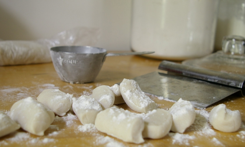 1. Этап. Кнедлики куриные: Отщипываем от колобка большие куски и скатываем их в колбаски, которые потом нарезаем на мелкие дольки.