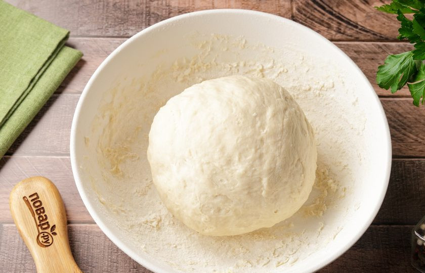 1. Этап. Пельмени с рыбой: Замесите упругое и эластичное тесто, соберите его в шар, накройте полотенцем и дайте полежать 20 минут.