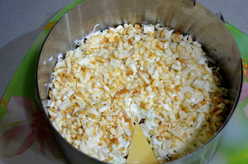 1. Этап. Салат Мышки-шалунишки: Следующим слоем выложите измельченный копченый сыр 