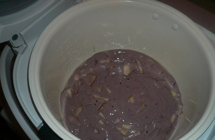 1. Этап. Шарлотка с вареньем в мультиварке: Чашу мультиварки смажьте растопленным сливочным маслом. Влейте тесто, поставьте режим 