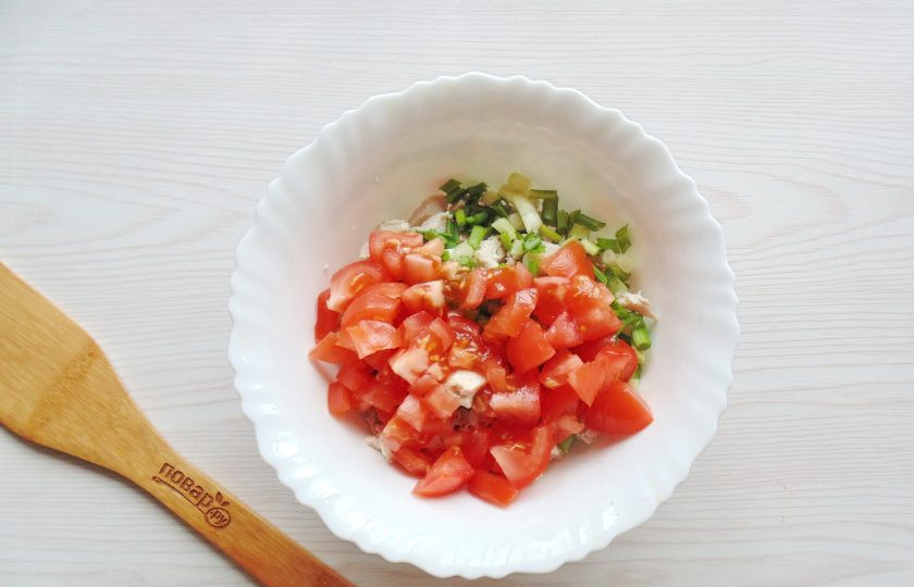 1. Этап. Салат с фасолью, курицей и помидорами: Помидоры помойте и нарежьте кубиками.