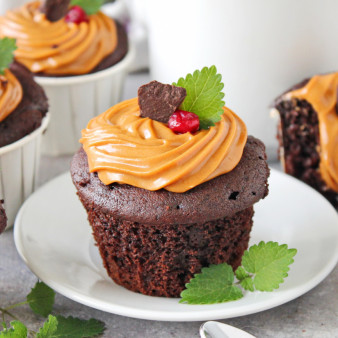 Капкейки шоколадные с вареной сгущенкой