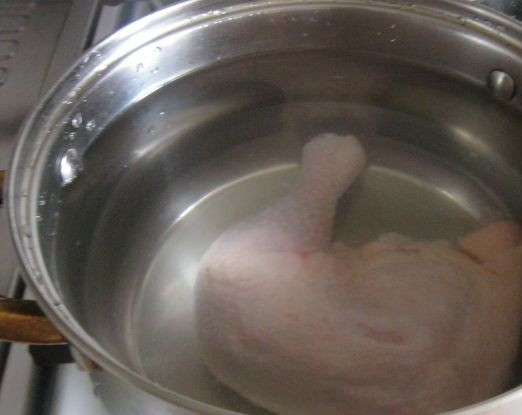 1. Этап. Салат Гнездо глухаря классический: 1. Для приготовления салата все ингредиенты нужно предварительно приготовить. Сразу отвариваем куриный окорок (можно телятину) до готовности. Подсолите воду и добавьте специи.