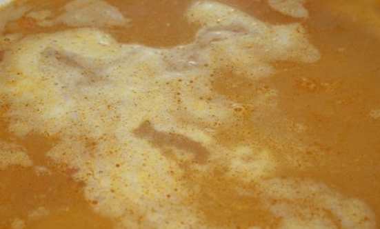 1. Этап. Гороховый суп с куриной грудкой: Заливаем холодную воду.