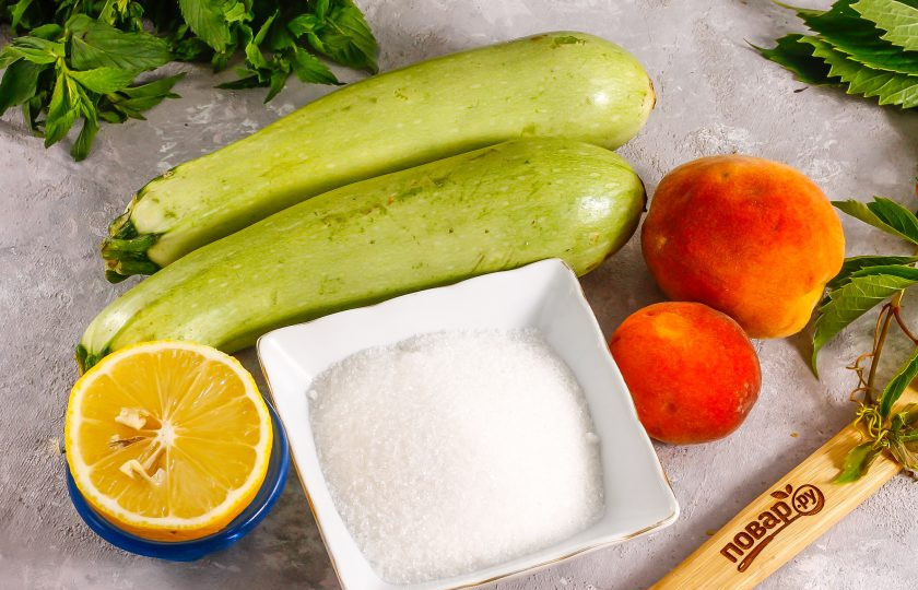 1. Этап. Кабачки в персиковом соке на зиму: Подготовьте указанные ингредиенты. Расчет ингредиентов для емкости 450 мл.