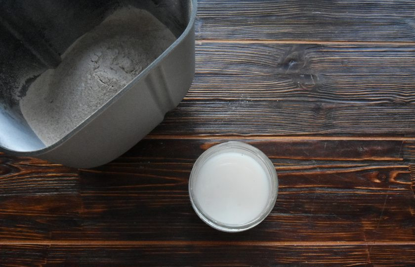 1. Этап. Цельнозерновой хлеб на закваске в хлебопечке: Опару размешайте в 200 мл. холодной воды.