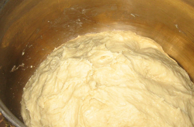 1. Этап. Оригинальный пасхальный кулич: Ну, вот теперь можно и тесто замешивать. Для этого всыпаем в опару просеянную муку, тщательно перемешивая. Вымешивать такое тесто достаточно трудоемко. Но результат напрямую зависит от ваших усилий. Когда тесто начинает уже немного отходить от рук, можно его оставить подходить. Пока оно будет стоять, надо его обмять несколько раз. Обминая в последний раз, добавляем изюм, чернослив или курагу (то, что сами любите).