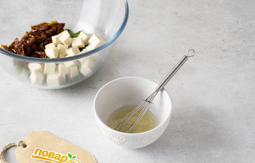 1. Этап. Салат с баклажанами и вялеными помидорами: Для заправки смешайте оливковое масло и белый винный уксус. Добавьте соль и измельченный чеснок. Все перемешайте.