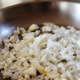 1. Этап. Индейка и салат-латук: Добавьте лук и обжаривайте до полу-прозрачности (4-5 минут).