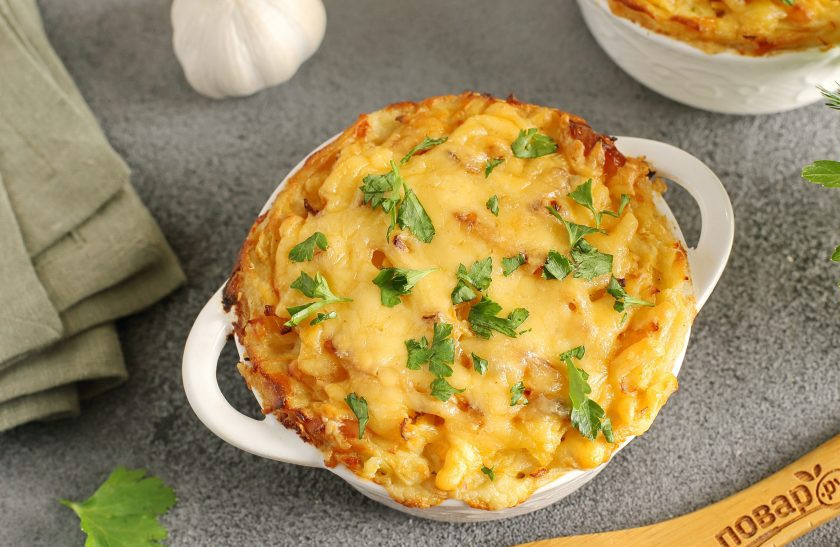 1. Этап. Картофель Романофф: За 10-15 минут до готовности посыпьте верх отложенным ранее тертым сыром.