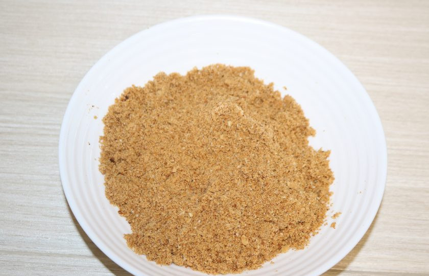 1. Этап. Кокосовый Наполеон: Обрезки от коржей измельчите в блендере в крошку.