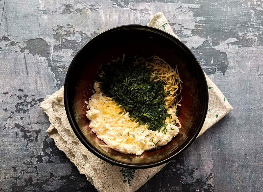 1. Этап. Куриные рулетики с творогом и зеленью в духовке: Творог смешайте с тертым сыром, мелко нарезанной зеленью, добавьте соль и хорошо перемешайте.