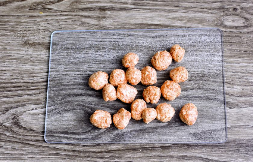 1. Этап. Суп с фрикадельками и кабачком: Фарш посолите по вкусу, добавьте ложку манки или кукурузного крахмала и хорошо перемешайте. Скатайте маленькие фрикадельки и опустите в суп. Варите 5-7 минут на слабом огне.