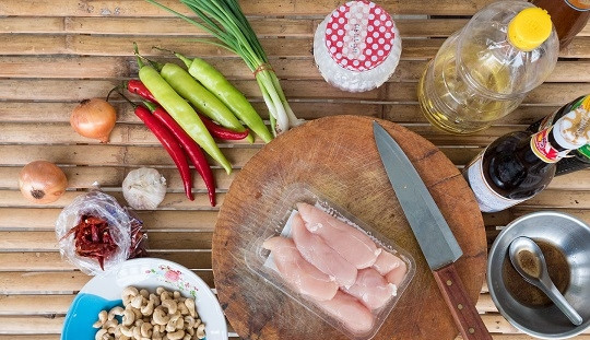 1. Этап. Курица с кешью по-тайски: 1. Вот такие ингредиенты мы будем использовать.