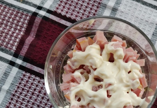 1. Этап. Салат Краски осени: И снова немножко майонеза.