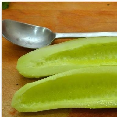 1. Этап. Салат с креветками в лаймовом соусе: Огурец очищаем от кожуры, семена удаляем при помощи чайной ложки.