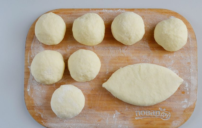 1. Этап. Вкусные пирожки на кефире: Переверните швом вниз. Поступите также с остальным тестом и начинкой.