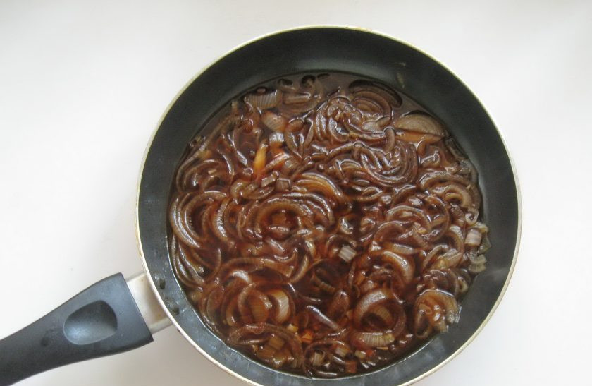 1. Этап. Курица в кисло-сладком луковом соусе: Тушите лук в соусе 10 минут.