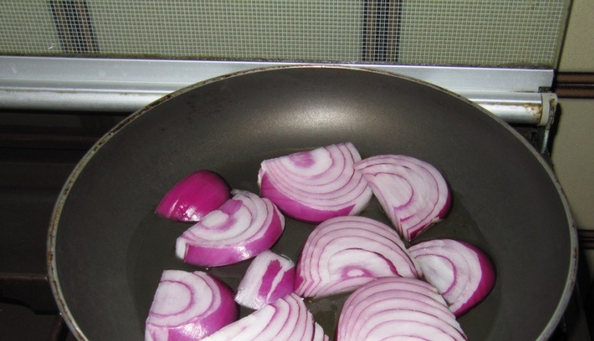 1. Этап. Яичница израильская: 1. Для начала измельчим лук (можно и помельче) , обжарим его на растительном масле до золотистого цвета.