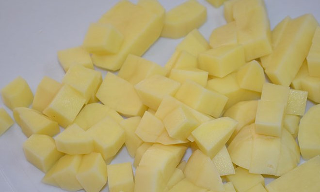 1. Этап. Гороховый суп с копченой грудинкой: Замоченный горох поставили вариться, когда он будет в состоянии полу готовности, добавьте к нему порезанный картофель.