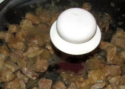 1. Этап. Свиная вырезка тушеная: 5. В самом конце вводим томатную пасту, заливаем 100мл кипятка и тушим еще около 15 минут.