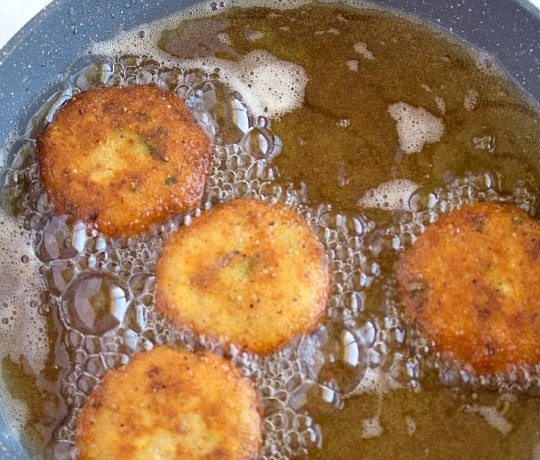 1. Этап. Котлетки из куриной грудки: 5. Разогрейте растительное масло (большое количество, как для фритюра). Выложите котлеты и обжаривайте до золотистой корочки с двух сторон.