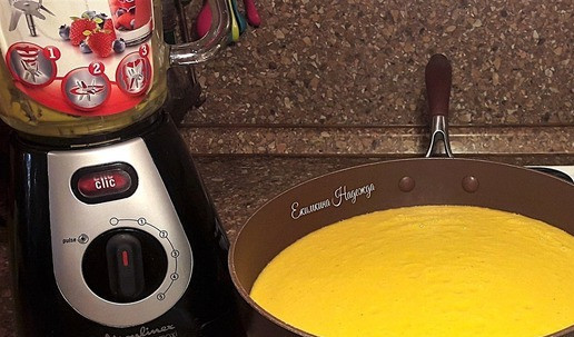 1. Этап. Чечевично-тыквенный суп с кабачком: Добавляем куркуму, специи и блендерим до однородной массы. Добавить кокосовое молоко, и еще раз довести суп - пюре до кипения