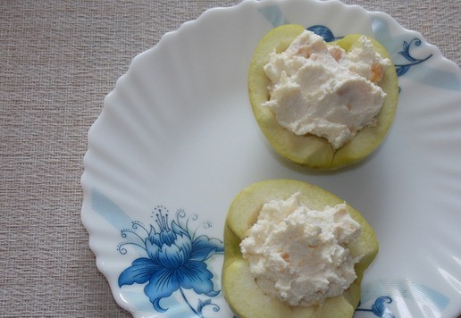 1. Этап. Фаршированные яблоки с сыром: Наполнить половинки яблок начинкой.