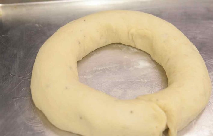 1. Этап. Шведский кекс: 4. Смажьте противень маслом и выложите один рулет, сформируйте из него колечко.