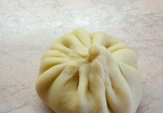 1. Этап. Хинкали с мясом: Теперь аккуратно собираем края лепешки так, чтобы в итоге у нас образовались складочки, верхушку теста сжимаем.