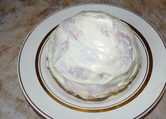 1. Этап. Цветная капуста, фаршированная фаршем: Выкладываем фаршированную капусту в форму для запекания и тщательно смазываем со всех сторон майонезом. Ставим форму в разогретую до 180 градусов духовку и запекаем 40 минут. Затем вынимаем капусту и посыпаем ее натертым сыром, возвращаем в духовку и готовим еще 10-15 минут.